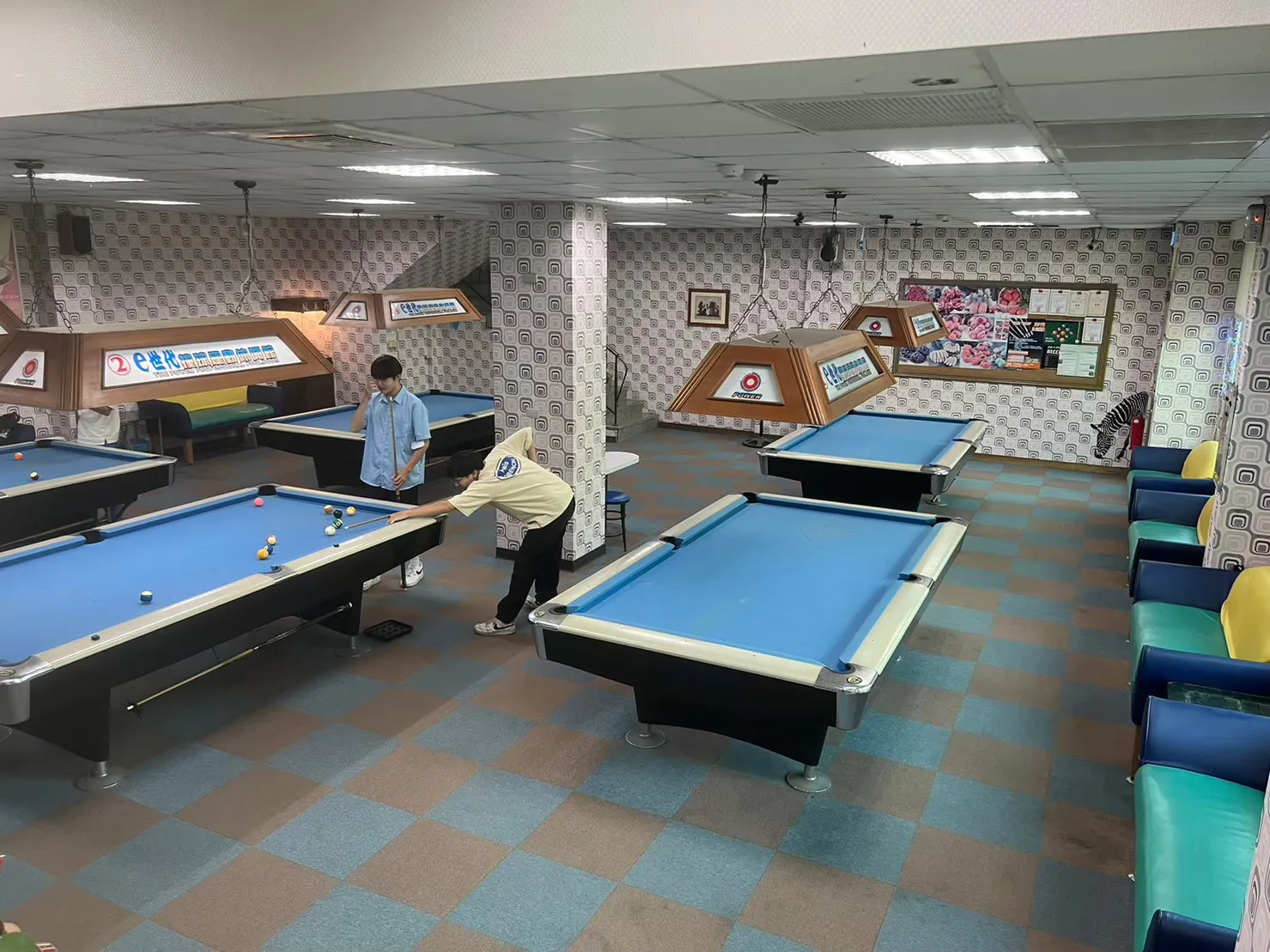 撞球由櫃檯提供，球桿於撞球區角落